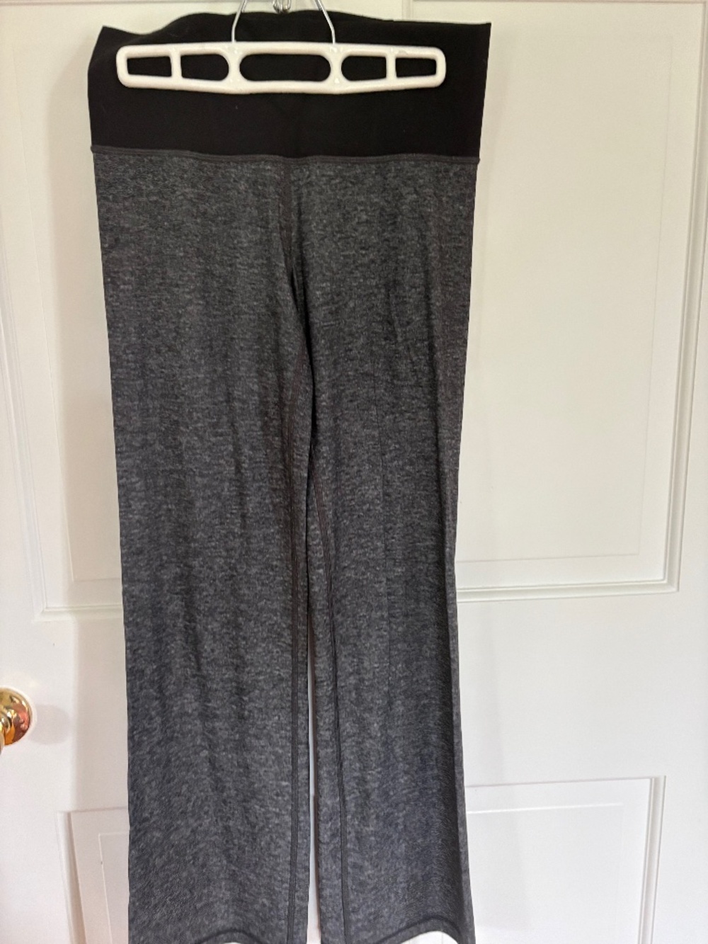 LULULEMON SIZE 6 REG LEGGINGS BLACK WITH GRAYISH FLECK